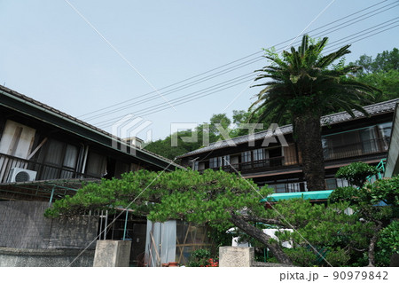 笠岡諸島　石の島・北木島最大の集落である大浦地区の大きな旅館1　岡山県笠岡市 90979842