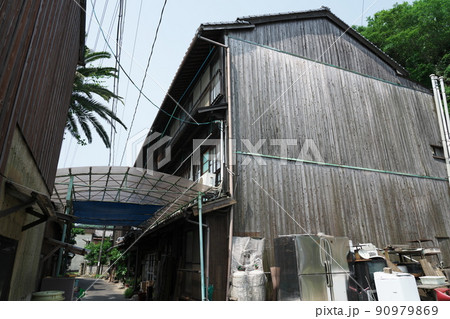 笠岡諸島　石の島・北木島最大の集落である大浦地区の大きな旅館3　岡山県笠岡市 90979869