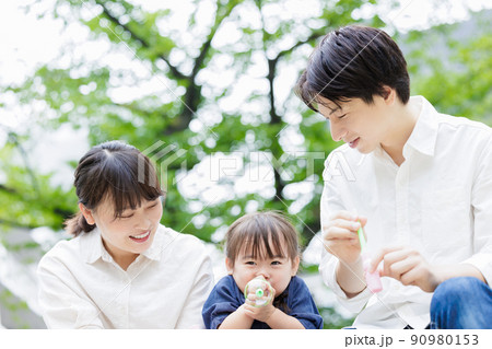 シャボン玉親子 シャボン玉で遊ぶ親子 の写真素材 [FYI07531582] | ストックフォトの