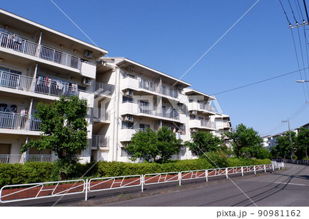 郊外の団地 90981162