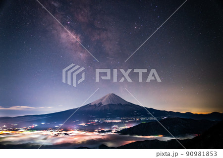 《山梨県》雲海に浮かぶ富士山と天の川 90981853