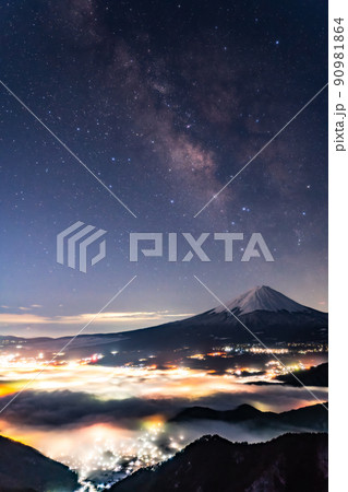 《山梨県》雲海に浮かぶ富士山と天の川 《山梨県》雲海に浮かぶ富士山と天の川 90981864