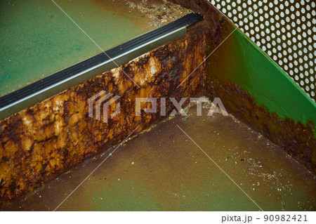 錆びた螺旋階段のステップ 90982421