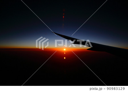 国際線の飛行機からの夜明けのシーン 90983129