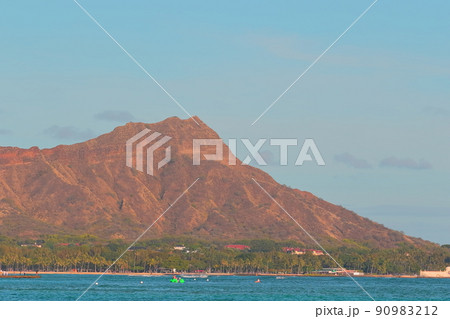 ハワイ、ホノルル、観光船からのダイヤモンドヘッドの景色 90983212