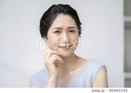 アラフィフの女性　ビューティーイメージ　ポートレート 90983595
