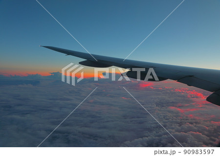 国際線の飛行機からの夜明けのシーン 90983597