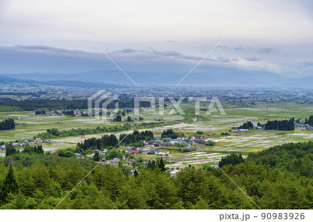 初夏の会津盆地　喜多方の田園地帯　俯瞰　福島県喜多方市 90983926