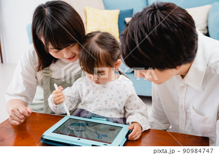 親子　タブレット　勉強 90984747