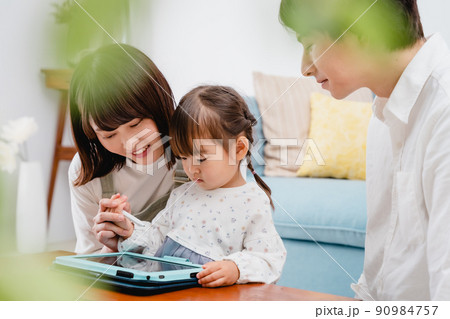 親子　タブレット　勉強 90984757