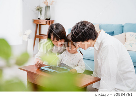 親子　タブレット　勉強 90984761