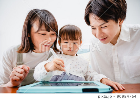親子　タブレット　勉強 90984764