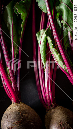 新鮮なビーツ。食べ物のクローズアップ写真。 90984856