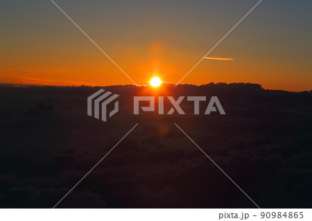 富士山の山頂からの御来光 富士山の山頂からの御来光 90984865