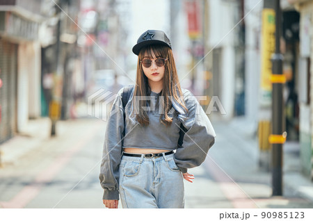 カメラ目線で立つZ世代の女性 90985123