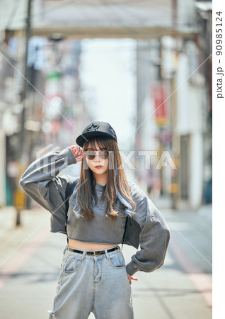 カメラ目線で立つZ世代の女性 90985124