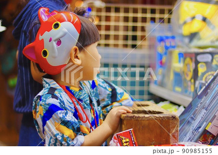 お祭りでくじ引きをする男の子 90985155