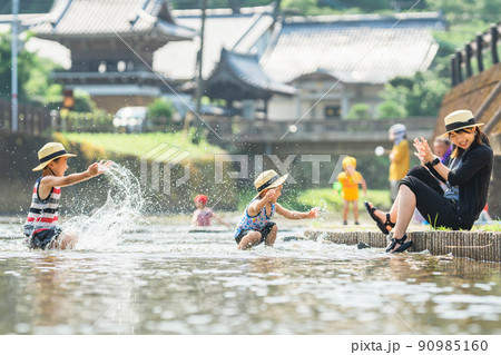 川で水遊びする親子 90985160
