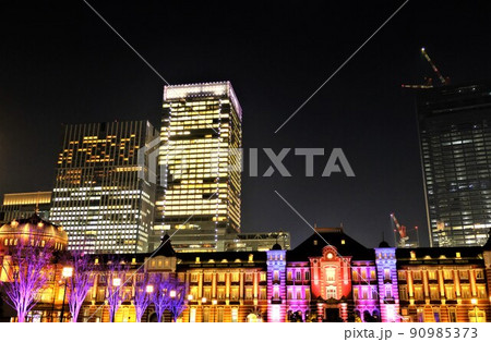 行幸通りから見た東京駅の夜景 90985373