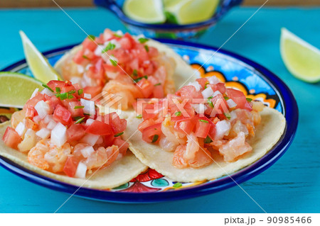 メキシコ料理の美味しいタコス 90985466