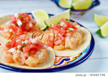 メキシコ料理の美味しいタコス 90985796