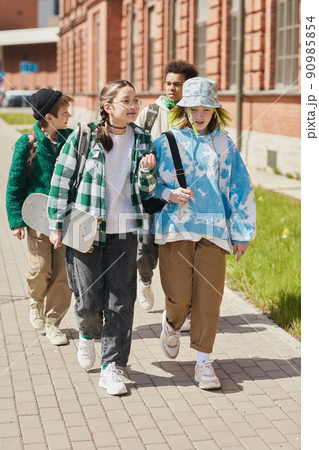 Group of teens walking outdoors 90985854