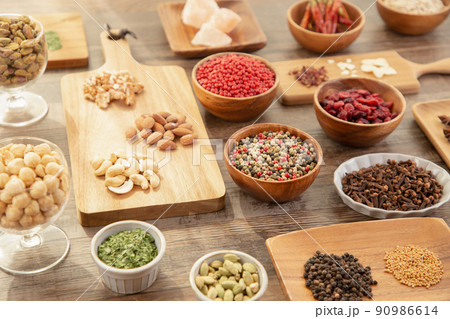 スパイスとソルト、ナッツ類のイメージ 90986614