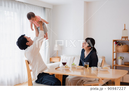 おうちで赤ちゃんのお世話をする夫婦 おうちで赤ちゃんのお世話をする夫婦 90987227