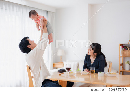 おうちで赤ちゃんのお世話をする夫婦 90987239