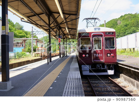 妙見口駅に停車中の能勢電鉄の車両(大阪府豊能町) 妙見口駅に停車中の能勢電鉄の車両(大阪府豊能町) 90987560