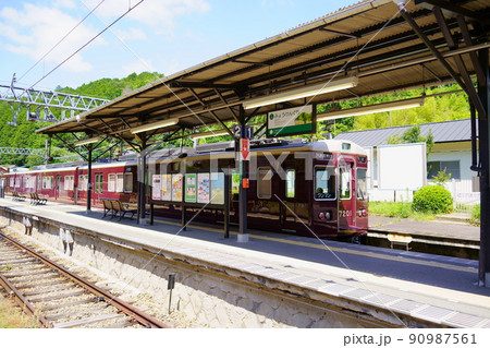 妙見口駅から出発する能勢電鉄の車両(大阪府豊能町) 妙見口駅から出発する能勢電鉄の車両(大阪府豊能町) 90987561