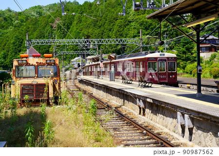 妙見口駅から出発する能勢電鉄の車両(大阪府豊能町) 妙見口駅から出発する能勢電鉄の車両(大阪府豊能町) 90987562