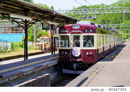 妙見口駅に停車中の能勢電鉄の車両(大阪府豊能町) 妙見口駅に停車中の能勢電鉄の車両(大阪府豊能町) 90987565