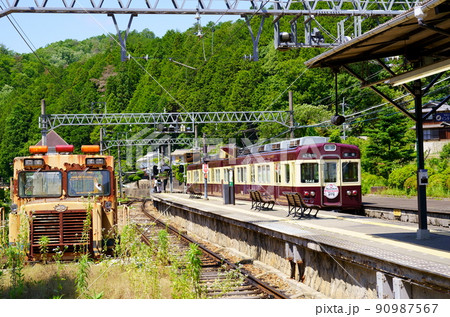 妙見口駅から出発する能勢電鉄の車両(大阪府豊能町) 妙見口駅から出発する能勢電鉄の車両(大阪府豊能町) 90987567