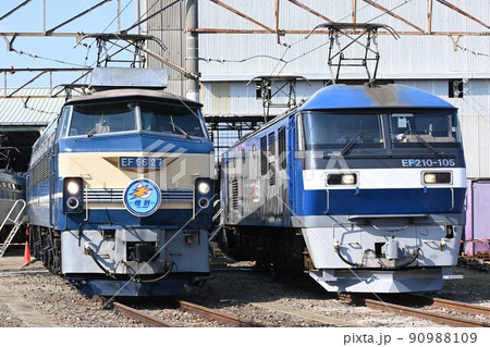 車両基地で並ぶEF66形電気機関車とEF210形電気機関車 90988109
