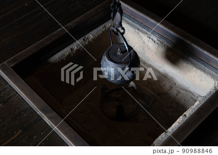 古民家と囲炉裏 90988846