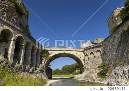 Pont Romain, Vaison la Romaine, departement Vaucluse, Provence, France Pont Romain, Vaison la Romaine, departement Vaucluse, Provence, France 90989131