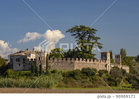 Castello di Castellaro Lagusello, UNESCO site, Lombardy region, Italy Castello di Castellaro Lagusello, UNESCO site, Lombardy region, Italy 90989171