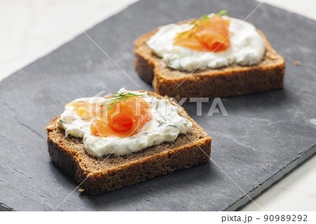 whole grain bread with dill spread and smoked salmon 90989292