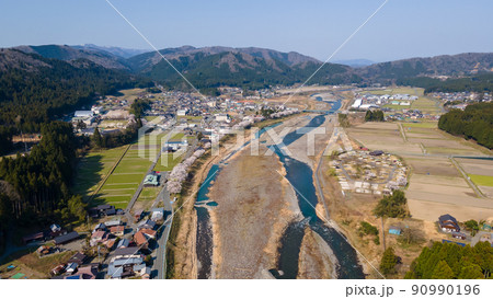 滋賀県高島市朽木の桜と安曇川を空撮 90990196