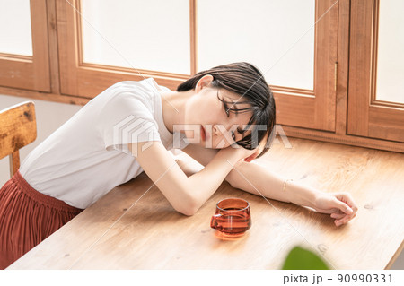 うたた寝する女性 90990331