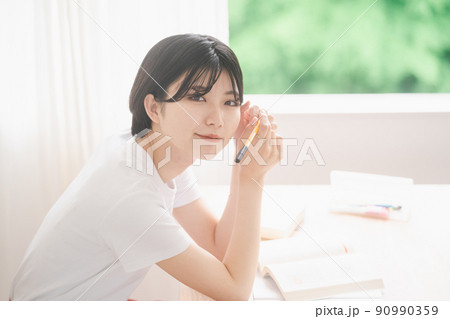 勉強する女性 90990359