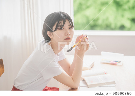 勉強する女性 90990360