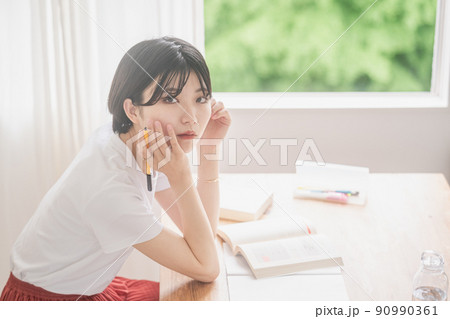 勉強する女性 90990361