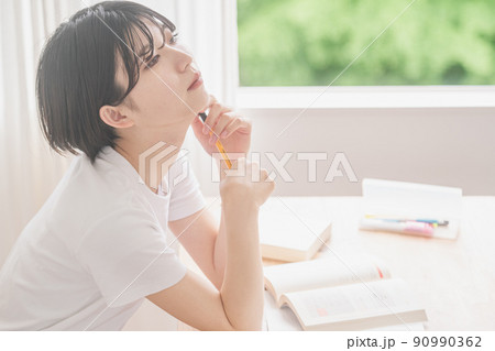 勉強する女性 90990362