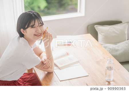 勉強する女性 90990363