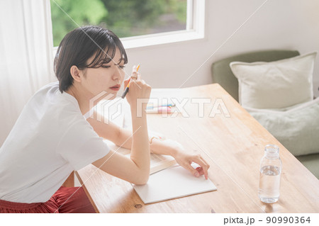 勉強する女性 90990364