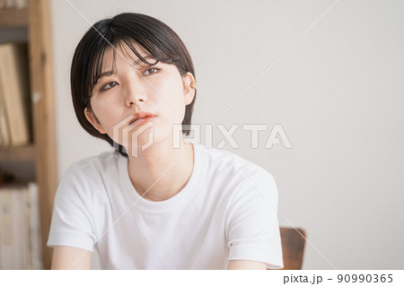 考え事をする女性 90990365