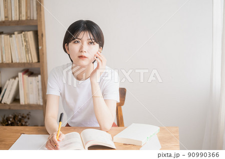 勉強する女性 90990366