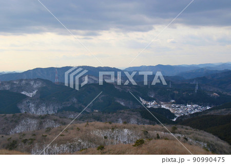 深山～るり渓ハイキングコースより到着した深山頂上から天王地区と丹波篠山市と三田市方面を望む 90990475